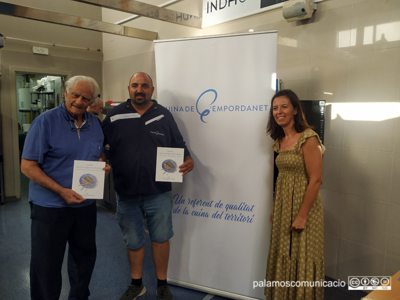 Vicenç Fajardo, president de la Cuina de l'Empordanet, entre Pere Estradera i Mireia Esteve, president i gerent del GALP Costa Brava, respectivament.