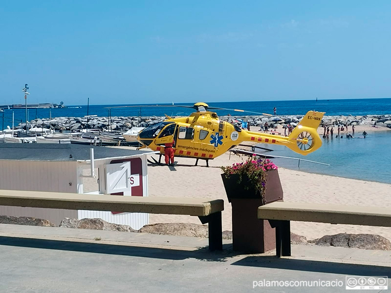 Un helicòpter del Sistema d'Emergències Mèdiques a la platja de Sant Antoni, aquest estiu.