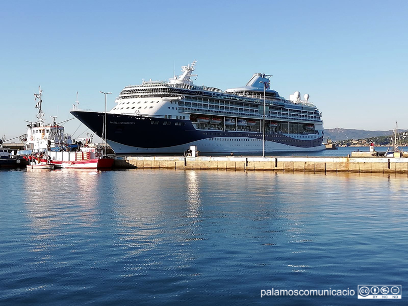 El Marella Discovery amarrat al port de Palamós, en una imatge del passat mes de juliol.