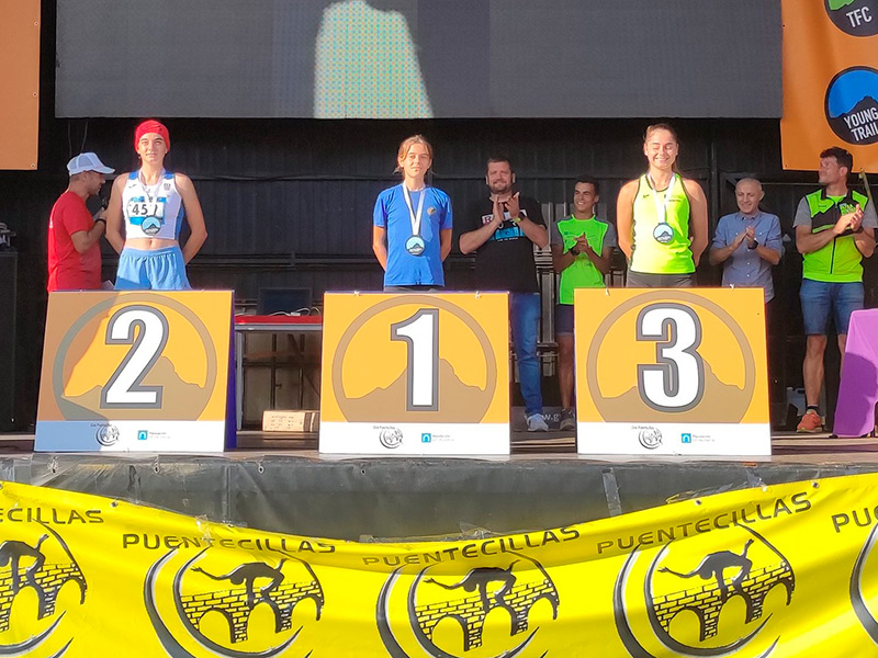 Al centre de la imatge Blanca Batlle, atleta de l'Associació Atlètica Palamós. (Foto: AA Palamós).