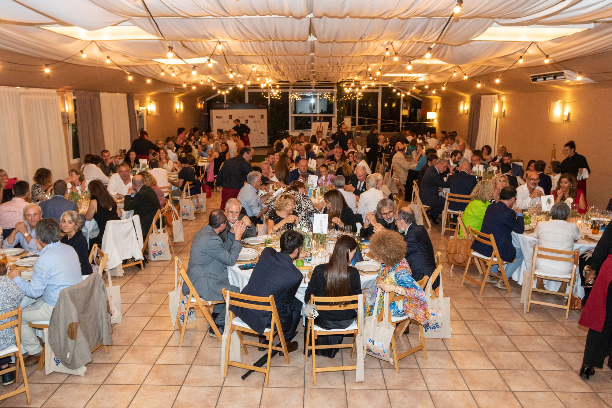 El sopar solidari es va fer als Jardins de l'Empordà de Fonteta. (Foto: SSIBE).