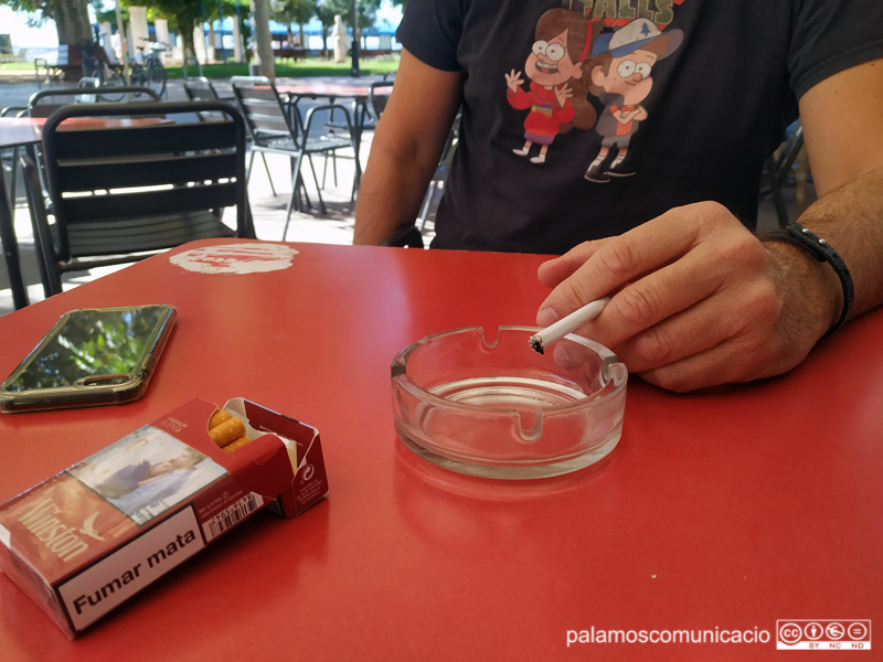 La Generalitat prohibirà fumar en les terrasses dels bars i els restaurants. 