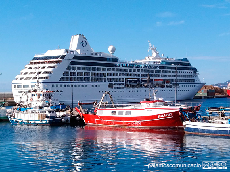 El creuer Nautica fa avui la seva primera escala al port de Palamós.