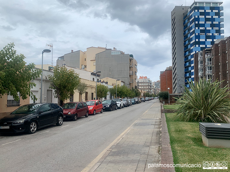 El carrer de la Riera d'Aubi, al barri de la Platja, ahir al migdia.