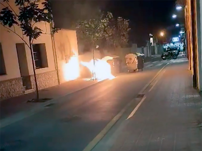 El foc va cremar un contenidor del carrer de Santa Bàrbara. (Foto: Leonela Encarnación Beltre).