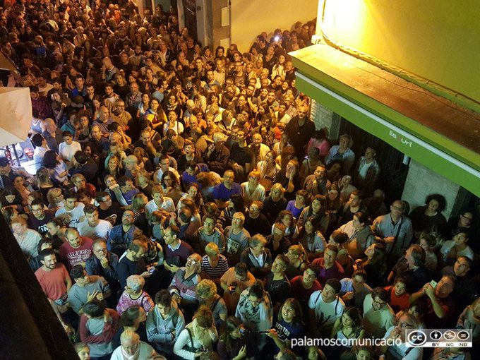 Gent concentrada l'1 d'octubre de 2017 davant l'Ajuntament de Palamós, esperant l'escrutini del municipi.