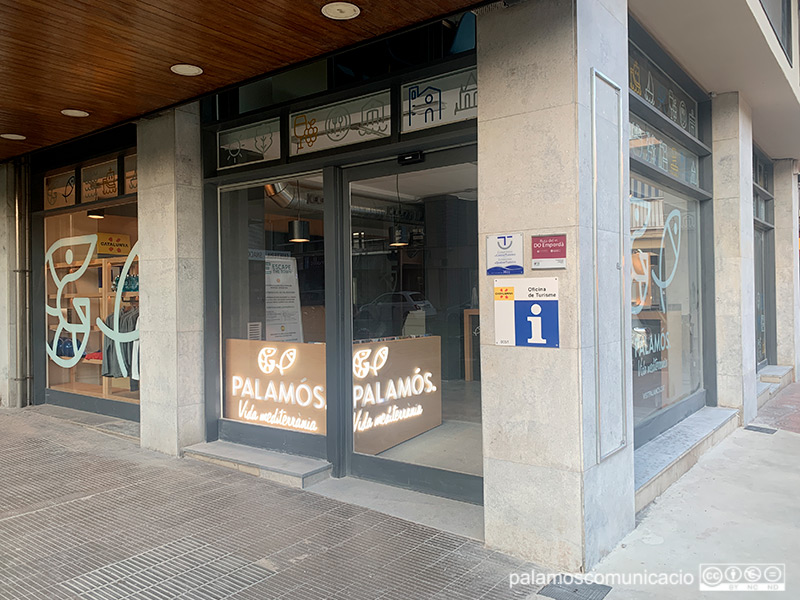 L'Oficina de Turisme està situada als baixos de l'edifici Jaume II, al Passeig del Mar de Palamós.