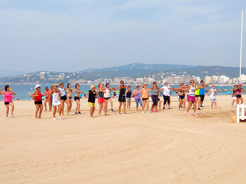 1.760 persones han seguit aquest estiu les sessions de gimnàstica suau a la platja Gran de Palamós. (Foto: Turisme Palamós).