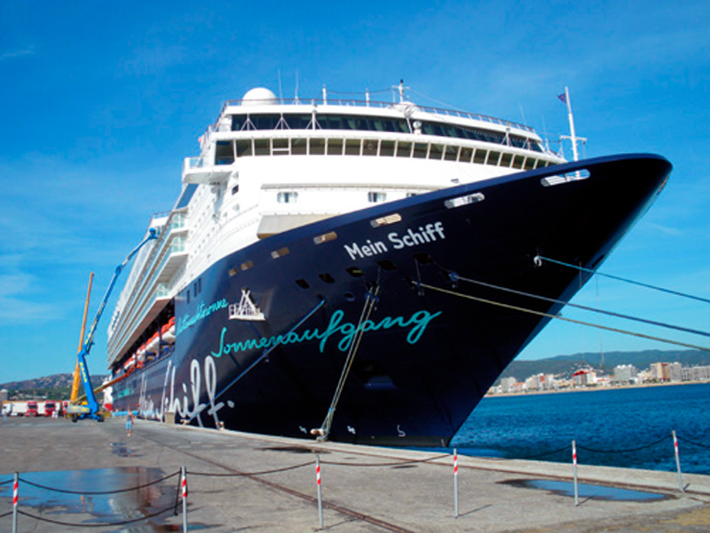 Imatge d'arxiu del creuer Mein Schiff al port de Palamós. (Foto: Ports de la Generalitat).