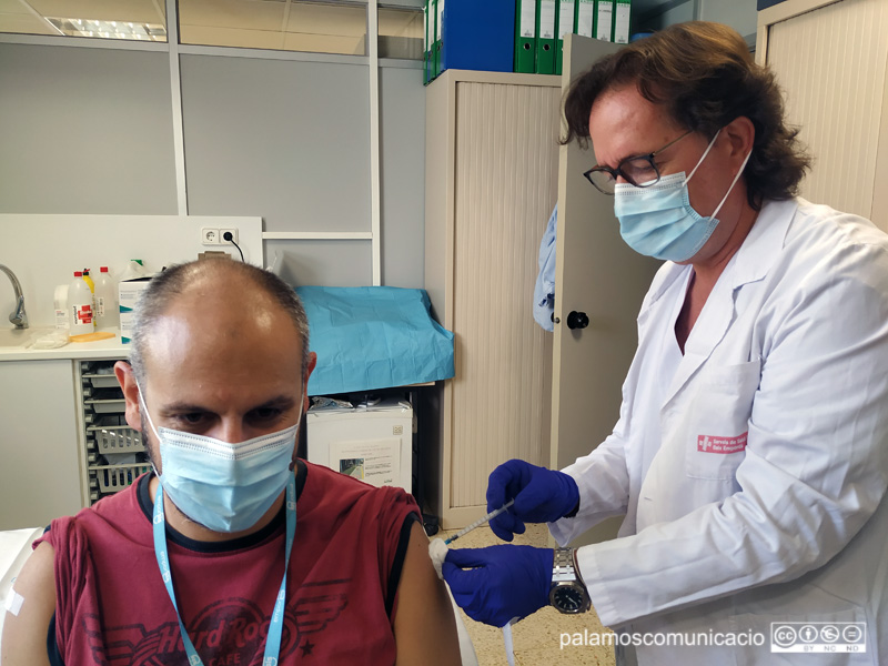Ara fa dues setmanes la vacunació ja va començar per les persones majors de 80 anys i pels professionals sanitaris.