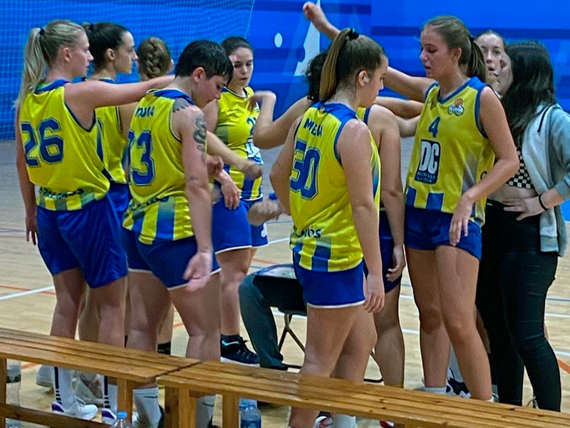 Tot i fer un bon primer quart, el sènior femení del Club Esportiu Palamós va perdre dissabte a casa de 30 punts. (Foto: CE Palamós).