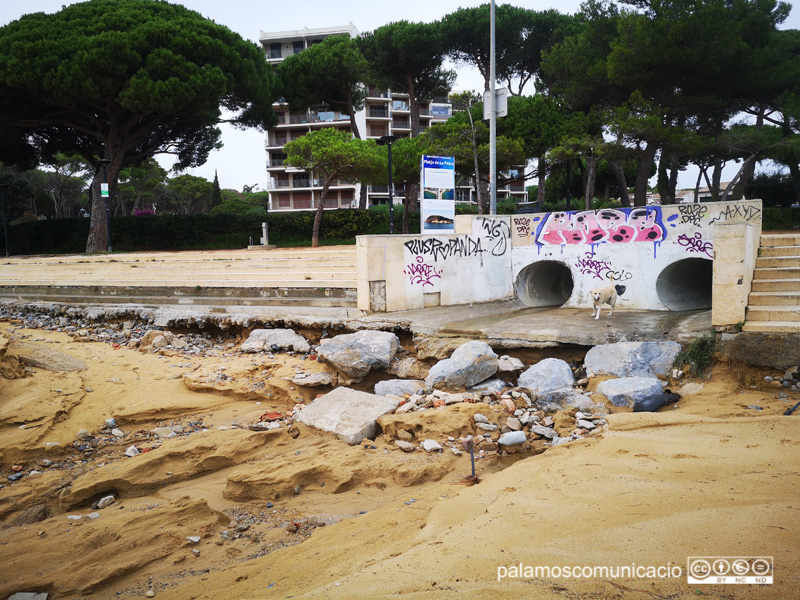 Efectes del temporal de divendres a la platja de la Fosca.