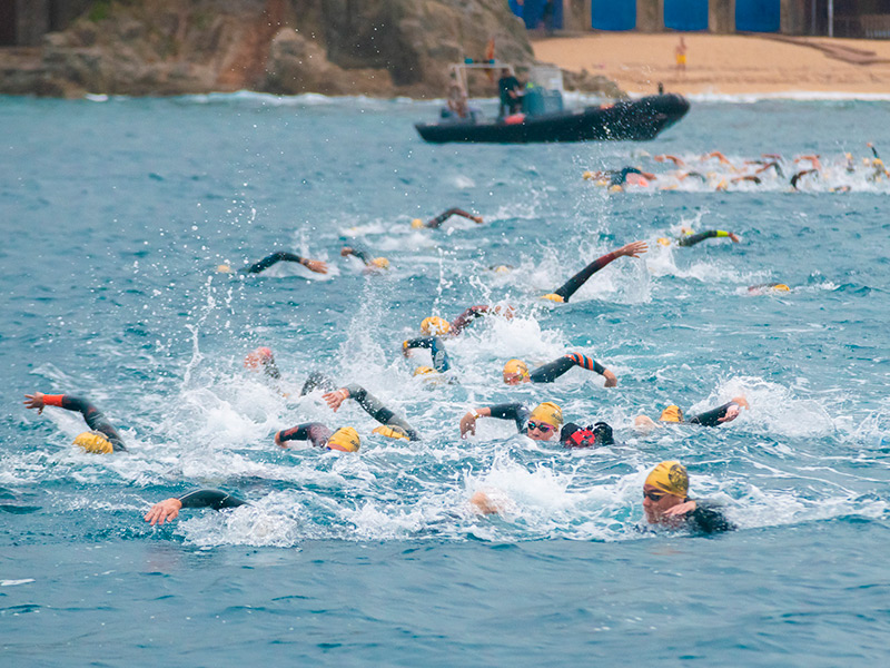 Imatge d'una part dels participants de l'edició d'enguany de la Radikal Ocean52. (Foto: Radikal Swim).