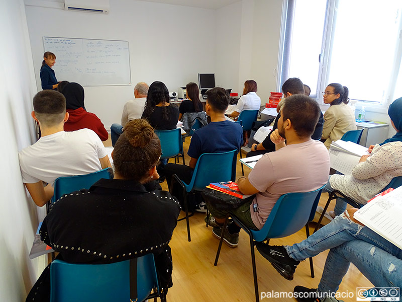 Alumnes del curs bàsic de català de Palamós, aquest matí.