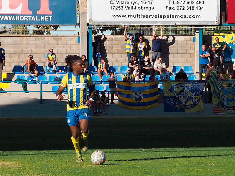 El jugador del Palamós, Enrike, en el decurs del primer partit de lliga a casa. (Foto: Palamós CF).