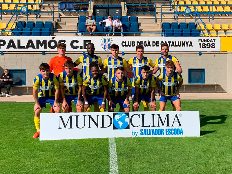 L'onze inicial del Palamós CF davant el Mollet. (Foto: Palamós CF)