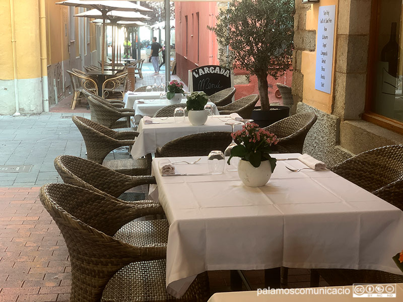 La terrassa d'un restaurant de Palamós, ahir al matí.