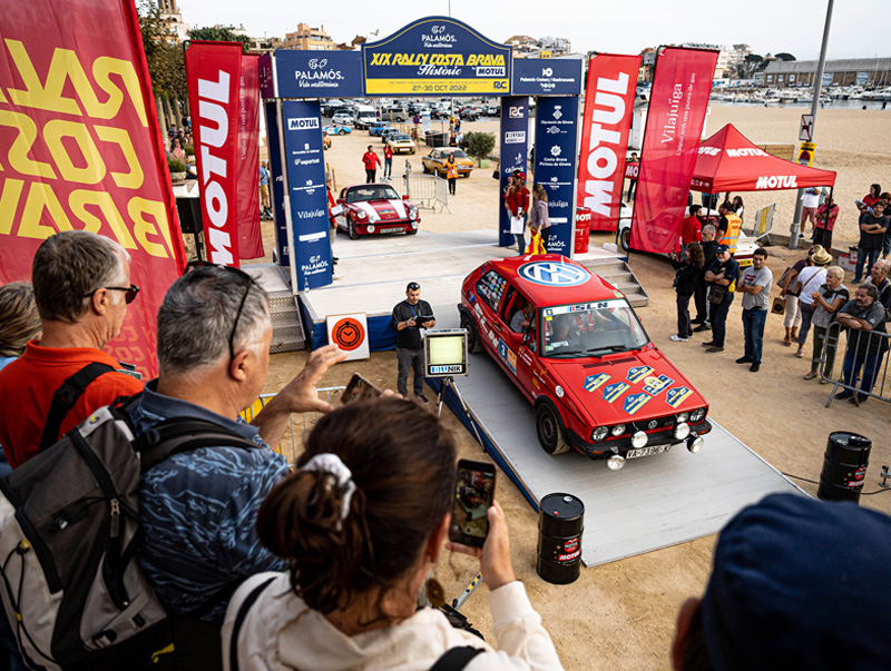 Sortida dels vechiles al parc tancat de l'aparcament de la platja Gran de Palamós. (Foto: RallyClassics).