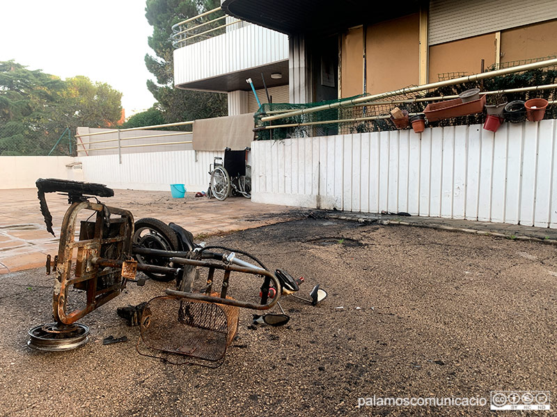 El foc en una cadira elèctrica ha afectat els baixos d'un edifici del carrer Pins.