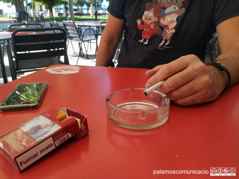 La Generalitat prohibirà fumar en les terrasses dels bars i els restaurants.
