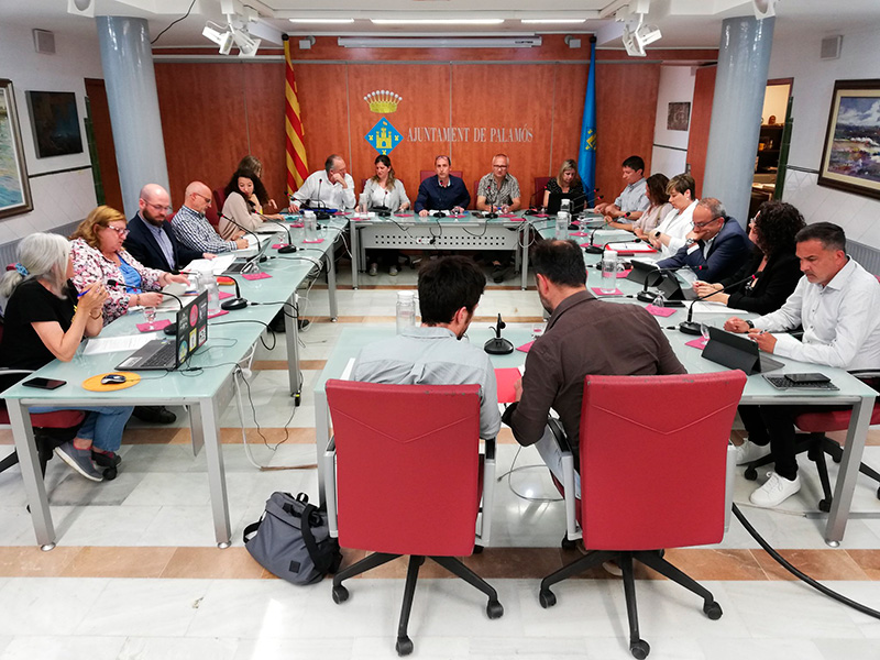 El regidor de C's, Cristóbal Posadas, a la dreta, durant un Ple de l'Ajuntament de Palamós.