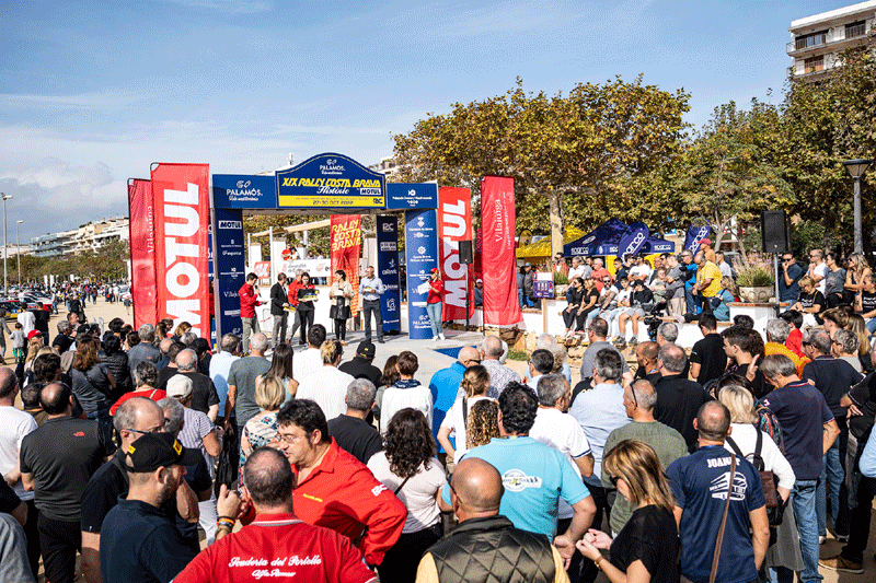 Lliurament de premis del Rally Costa Brava Històric, ahir a Palamós. (Foto: RallyClassics)