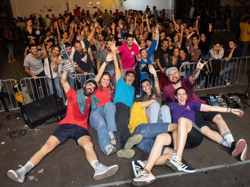 Foto de grup després del concert de La Mitjanit. (Foto: Jordi Pano).