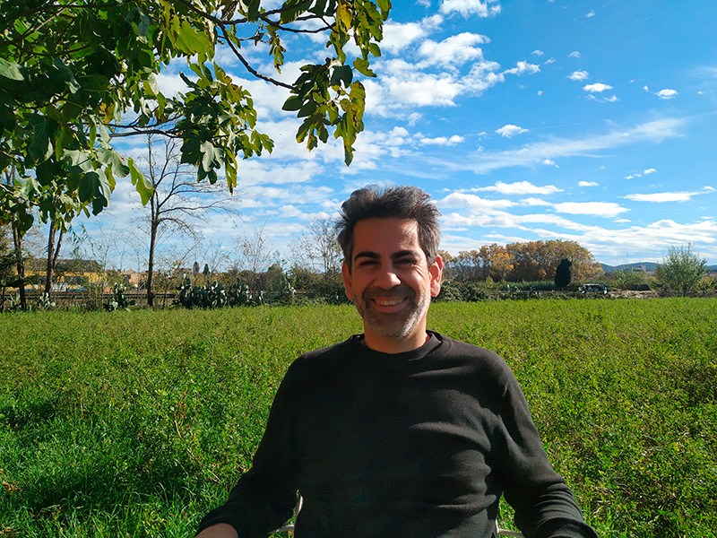 Toni Molina a l'hort familiar que té a la Bisbal d'Empordà.