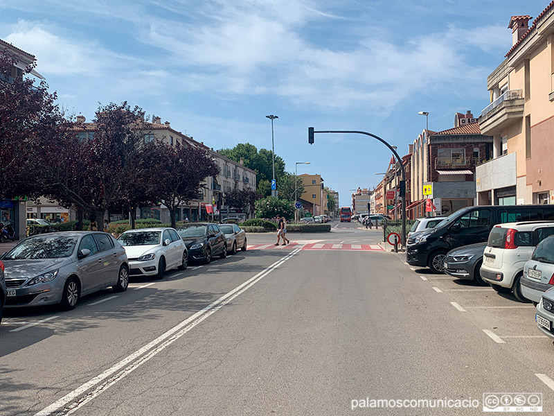 Cotxes aparcats en un carrer de Palamós.