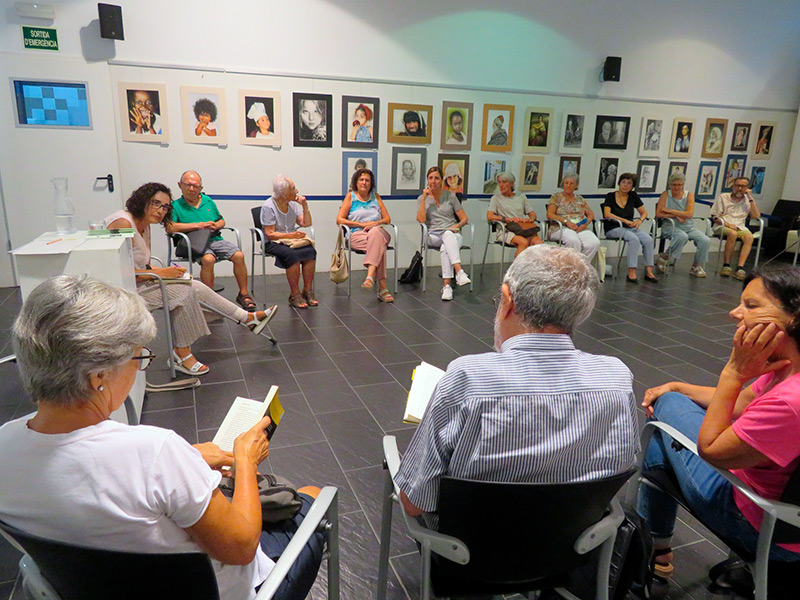 Imatge d'arxiu d'una tertúlia literària a la bibloteca. (Foto: Biblioteca Lluís Barceló i Bou).