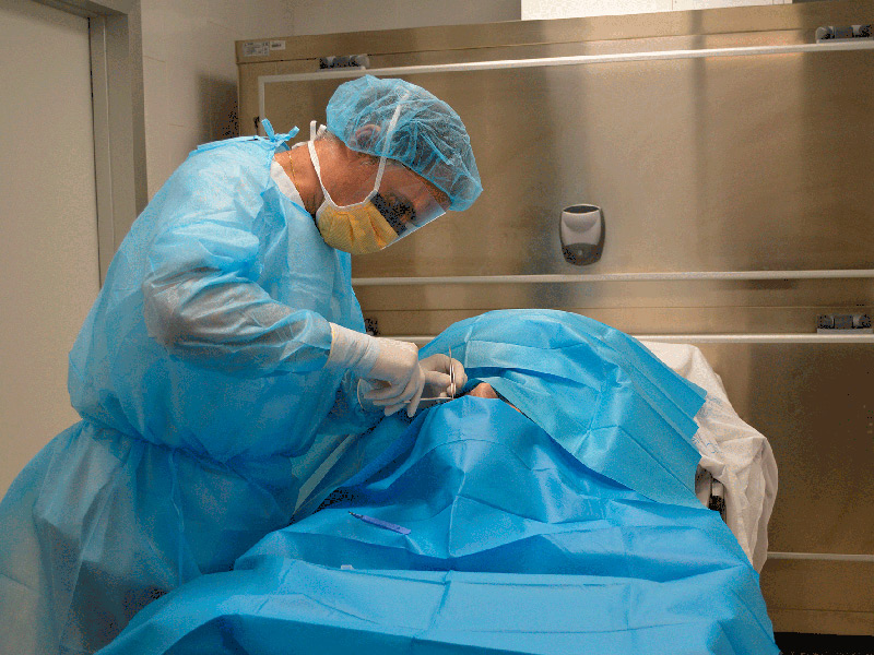 Extracció de còrnies d'un donant difunt a l'hospital de Palamós. (Foto: SSIBE).