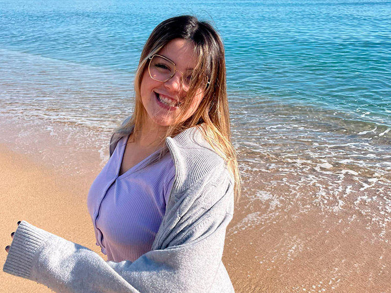 La Joanna Ureña a la platja de Sant Antoni durant l'enregistrament del pòdcast.