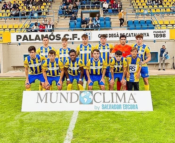 L'onze inicial del Palamós CF davant el Caldes de Montbui. (Foto: Palamós CF)