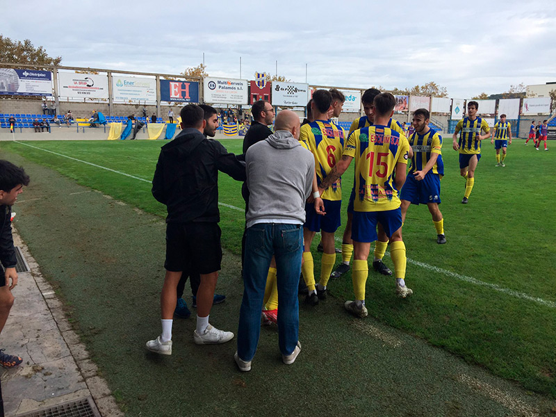 El Palamós CF va veure ahir com el Caldes de Montbui li capgirava un 2 a 0. (Foto: Ramon Ribas).