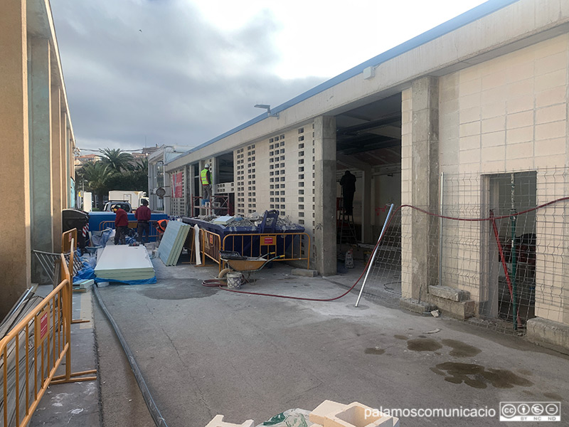 Operaris treballant en el nou obrador de la Confraria de Pescadors de Palamós.