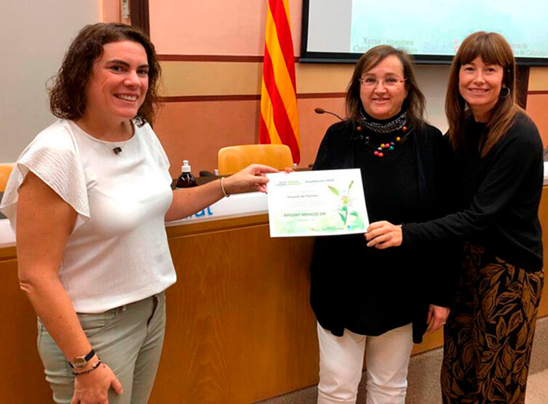 Lliuremanet del reconeixement a l'hospital de Palamós per part de la Xarxa Catalana d'Hospitals sense Fum. (Foto: SSIBE).
