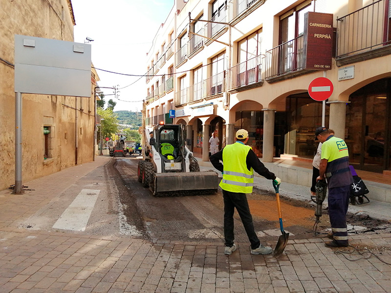 Operaris asfaltant el carrer de Jacint Verdaguer de Calonge. (Foto: Ajuntament de Calonge i Sant Antoni).