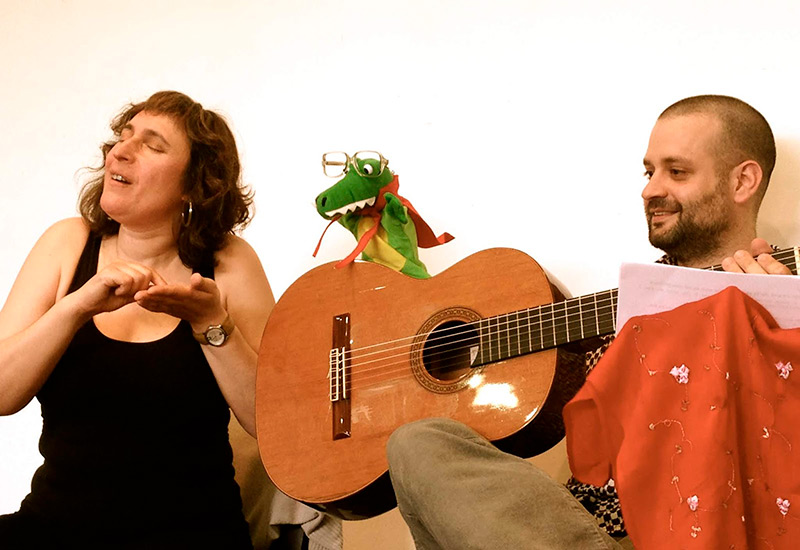 La companyia 'La Sal d'Olot' protagonitza avui els 'Contes Musicats' a la Biblioteca Lluís Barceló i Bou. (Foto: La Sal d'Olot).