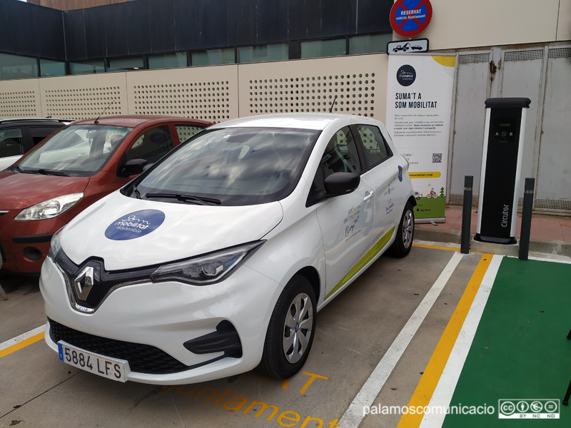 El cotxe elèctric compartit, un Renault Zoe 41kWh, en el reservat del carrer de la Mercè.