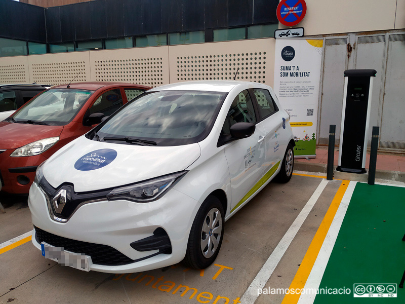 El vehicle elèctric compartit té la seva base al carrer de la Mercè, a tocar de la Biblioteca Lluís Barceló i Bou.