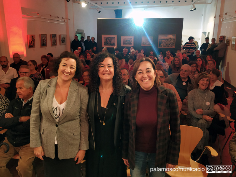 Raquel Gallego, al mig, acompanyada de les diputades del PSC, Alícia Romero i Sílvia Paneque.