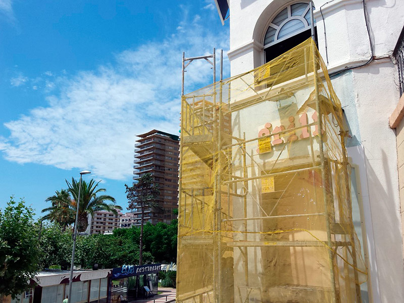 Rehabilitació d'una façana a la Plaça Murada de Palamós, en una imatge d'arxiu. (Foto: Ajuntament de Palamós).