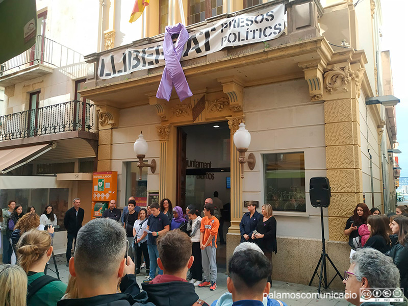 La concentració s'ha fet aquest migdia davant l'Ajuntament de Palamós.