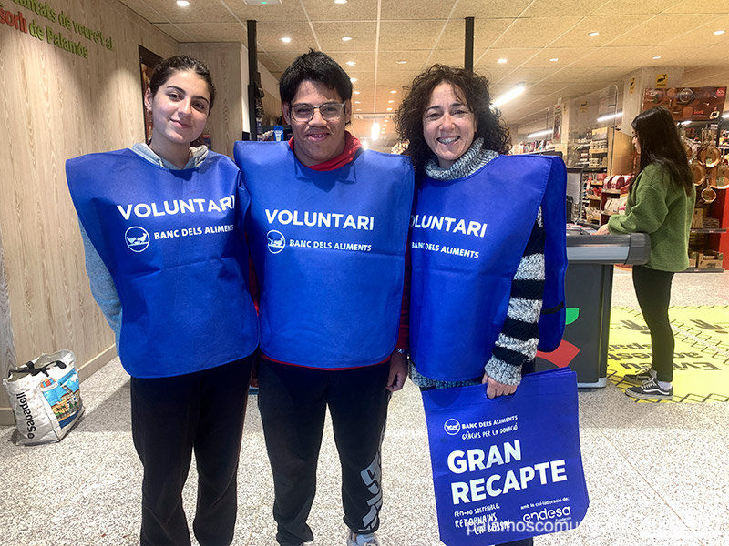 L'Alba, en Xavier i la Montserrat. Personal voluntari del Gran Recapte, aquest matí al supermercat Sorli Discau.