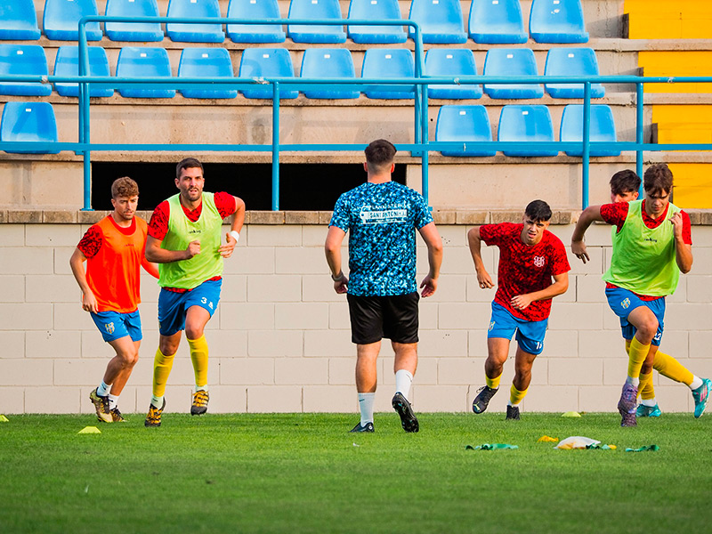 Jugadors del Palamós abans d'un partit d'aquesta temporada. (Foto: Palamós CF).