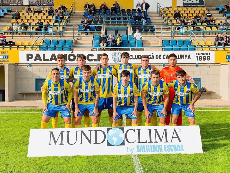 L'onze inicial del Palamós CF davant el Can Gibert. (Foto: Palamós CF)