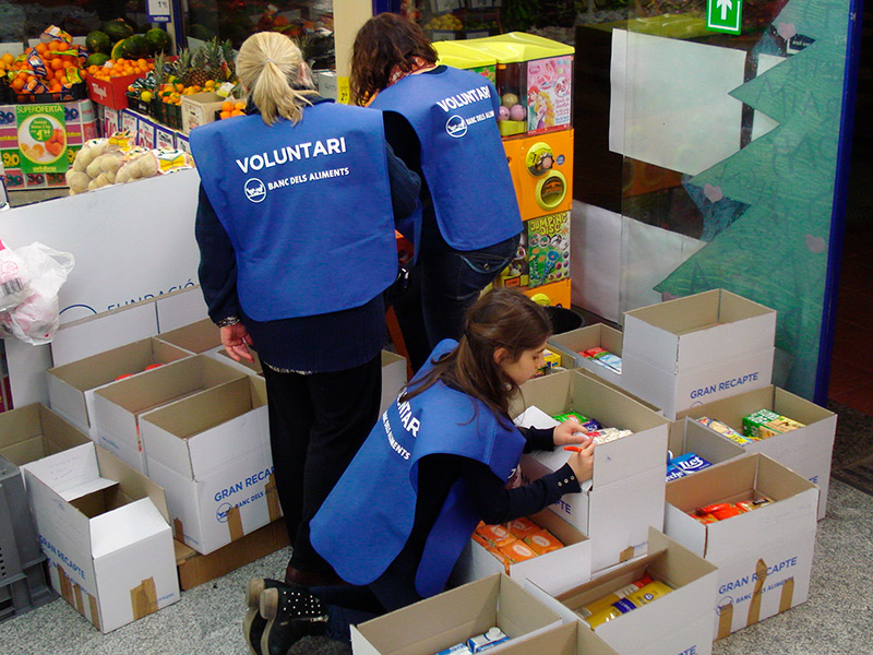 Voluntàries del Gran Recapte classificant aliments del Gran Recapte en un supermercat. (Foto: Ajuntament de Palamós).