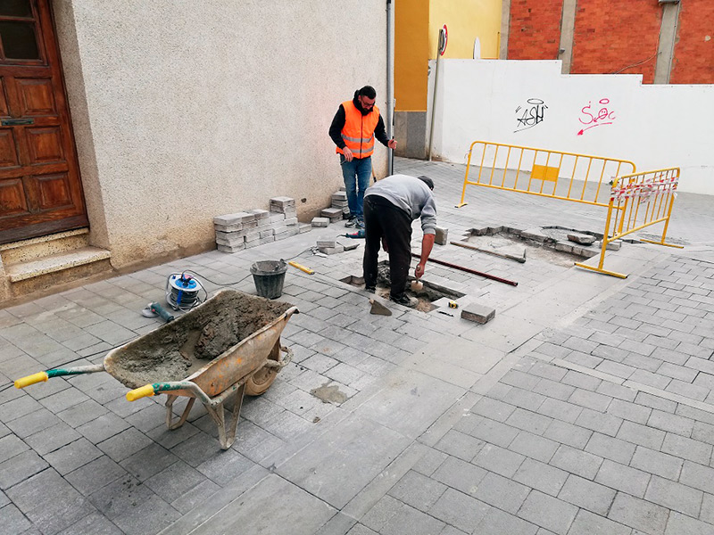 Operaris arranjant panots del carrer de Sardenya. (Foto: Ajuntament de Palamós).