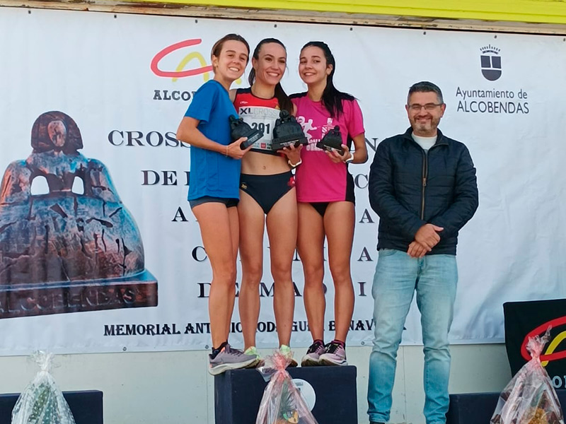 Blanca Batlle, a l'esquerra de la imatge, segona classificada del Cros d'Alcobendas. (Foto: AA Palamós).