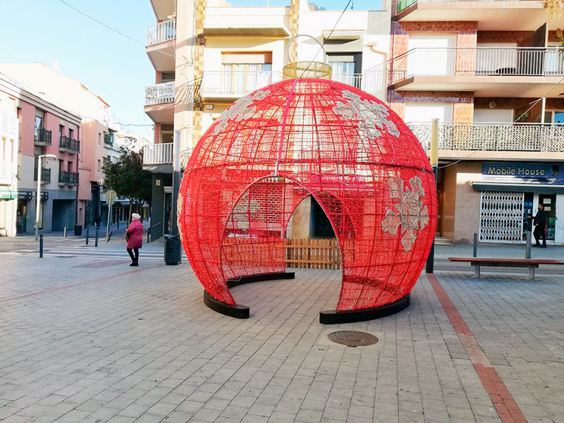 L'esfera en 3D i en forma de bola de Nadal, que s’ha ubicat a la plaça dels Arbres. (Foto: Ajuntament de Palamós).